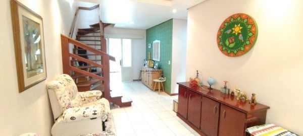 Casa em Porto Alegre, no bairro Nonoai, com 6 dormitório(s), e 6 banheiros, à ve