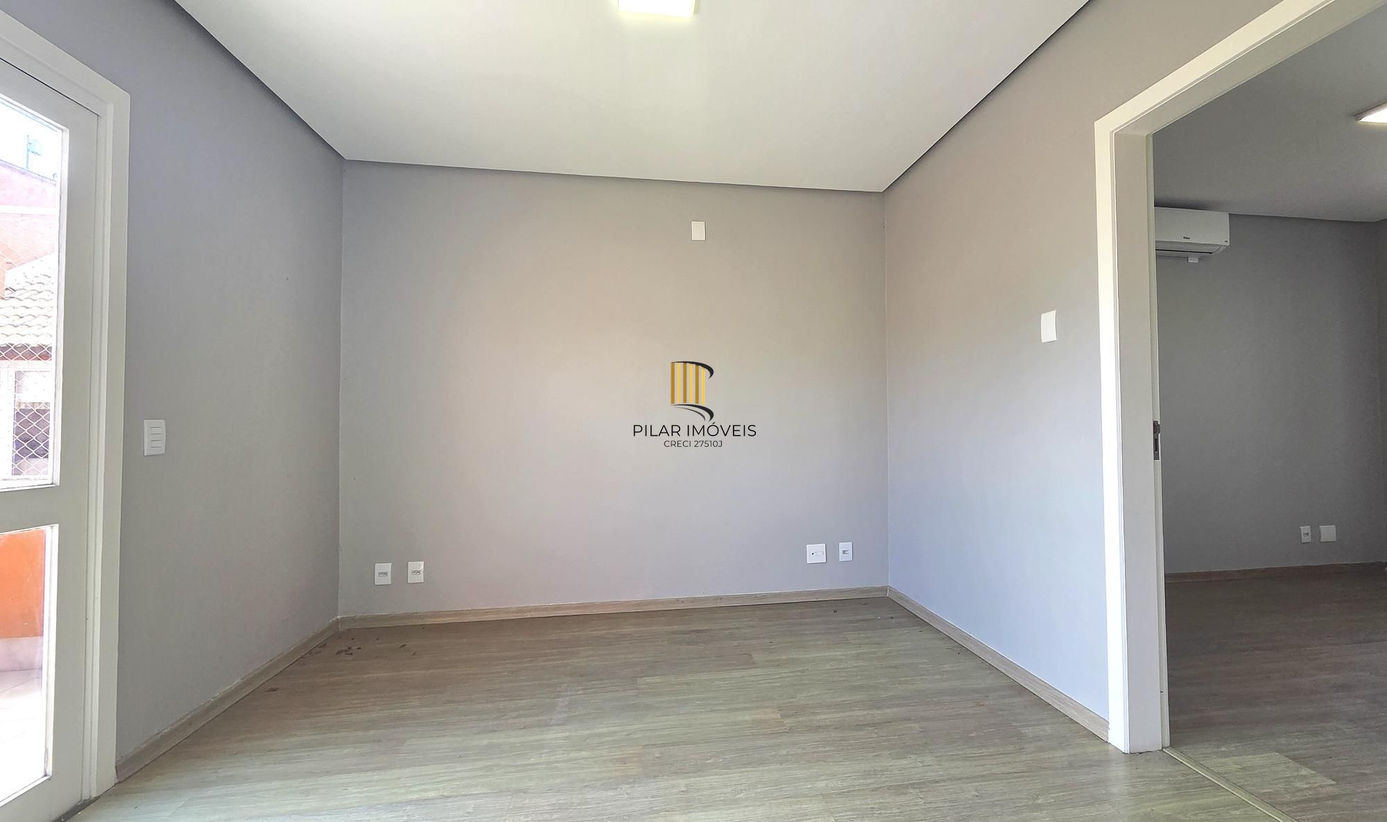 Excelente casa em condomínio fechado, com 252 m² de área privativa, com 4 dormitórios, 1 suíte e 2 vagas de garagem.