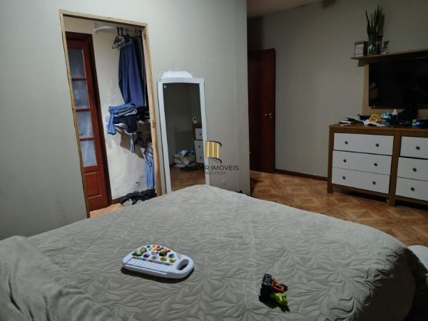 Casa em Porto Alegre, no bairro Vila Nova, com 4 dormitório(s), e 4 banheiros, à