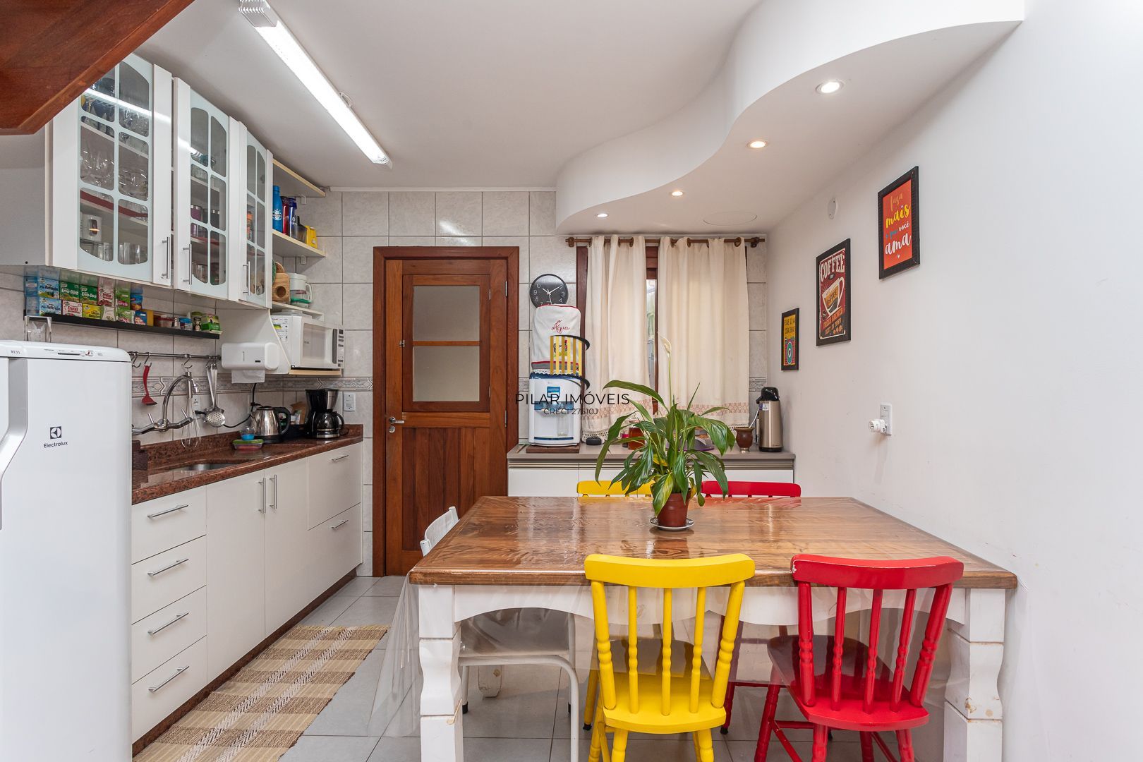 Casa em condomínio à venda com 97m², 2 dormitórios e 2 vagas, no bairro Tristeza em Porto Alegre.