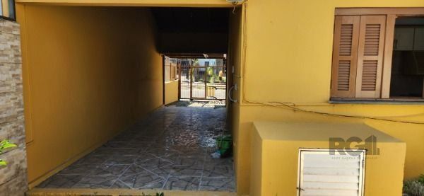 Sobrado em Porto Alegre, no bairro Vila Nova, com 3 dormitório(s), e 3 banheiros