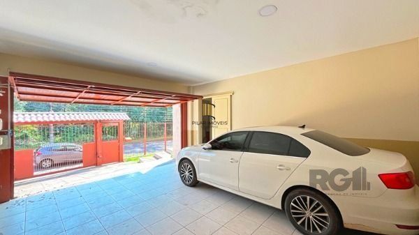 Casa em Porto Alegre, no bairro Nonoai, com 4 dormitório(s), à venda.