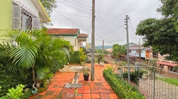 Casa em Porto Alegre, no bairro Cavalhada, com 4 dormitório(s), e 4 banheiros, à