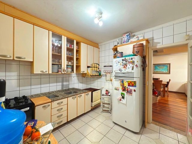 Casa em Condominio fechado com 4 dormitórios e 1 suíte.