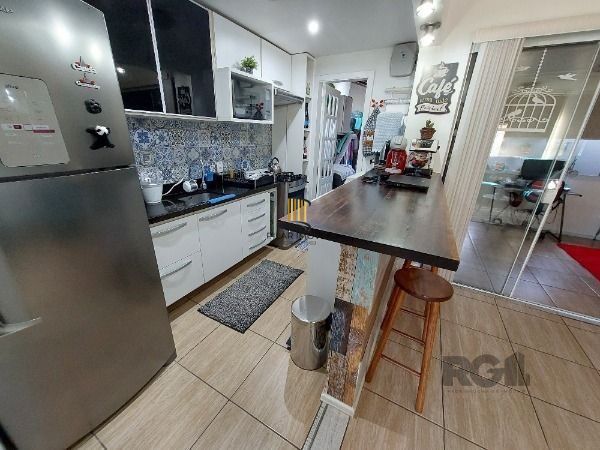 Casa em Porto Alegre, no bairro Hípica, com 3 dormitório(s), e 3 banheiros, à ve