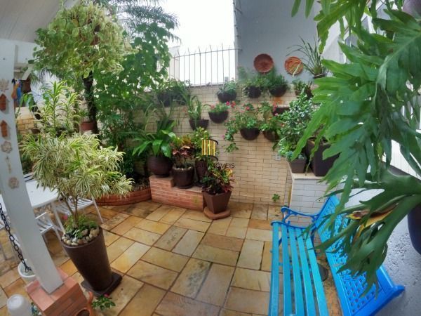 Sobrado em Porto Alegre, no bairro Hípica, com 3 dormitório(s), e 3 banheiros, à