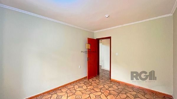 Casa em Porto Alegre, no bairro Vila Nova, com 2 dormitório(s), à venda.