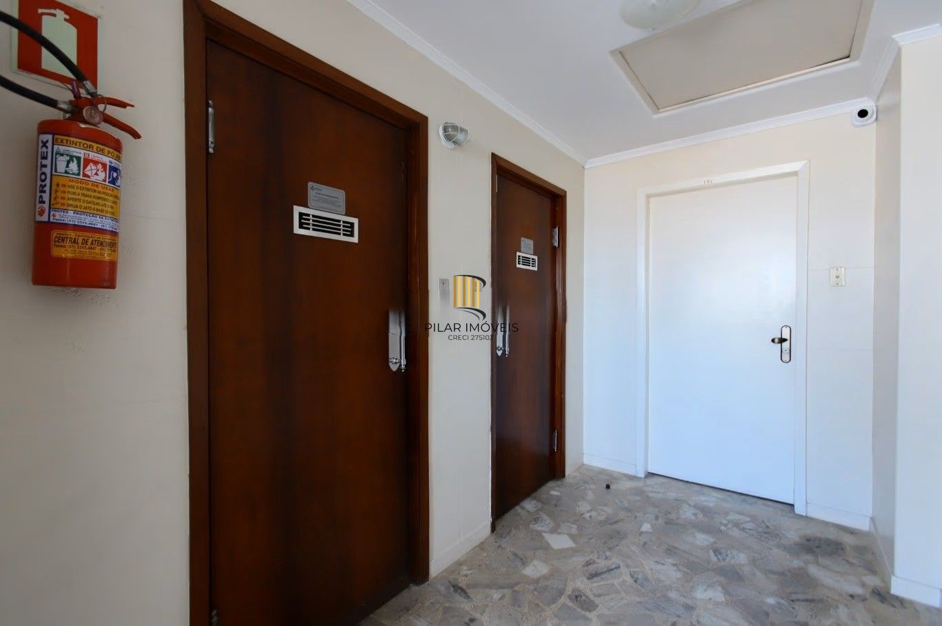 Amplo apartamento de 130m² privativos no Centro Histórico de Porto Alegre.