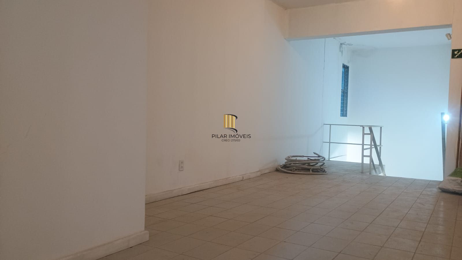 Excelente loja comercial na avenida Teresópolis, com sobreloja, 2 banheiros
