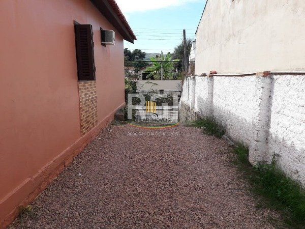 Casa em Porto Alegre, no bairro Espírito Santo, com 2 dormitório(s), e 2 banheir