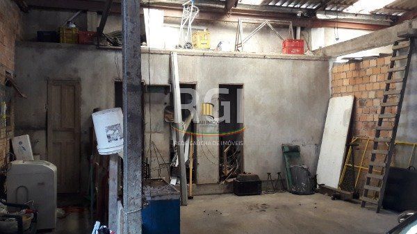 Casa para Venda - 500m², 3 dormitórios, 6 vagas - Tristeza