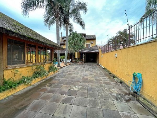 Casa em Porto Alegre, no bairro Guarujá, com 3 dormitório(s), e 3 banheiros, à v