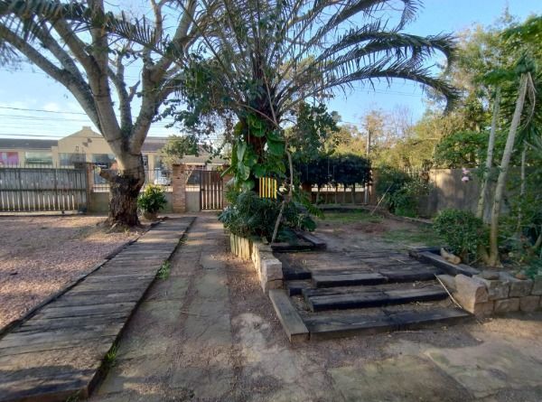 Casa em Porto Alegre, no bairro Vila Nova, com 3 dormitório(s), e 3 banheiros, à