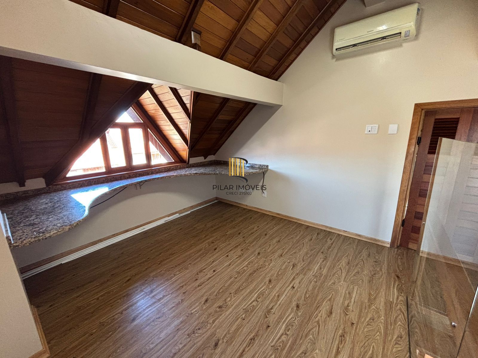 Resodência com 4 dormitórios em condomínio com Energia Solar Privativa.