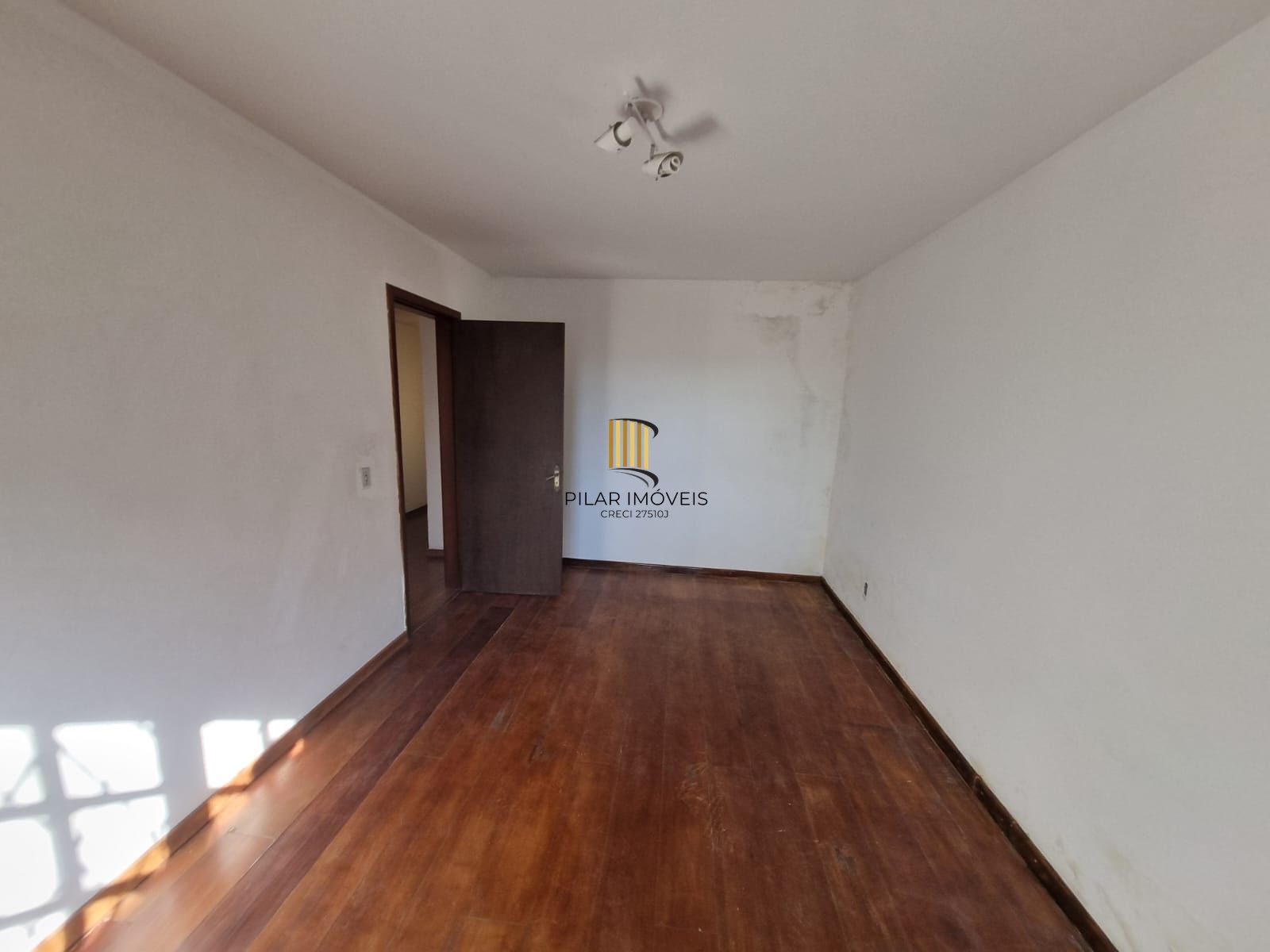 Residência no bairro Camaquã, com 3 dormitório(s), e 3 banheiros,