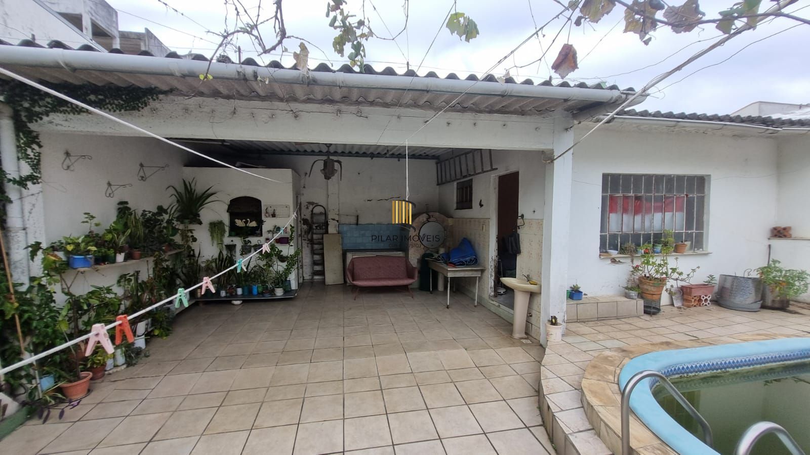 Linda residência com 3 dormitórios no Bairro Cavalhada.