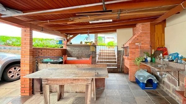 Casa em Porto Alegre, no bairro Tristeza, com 3 dormitório(s), e 3 banheiros, à 