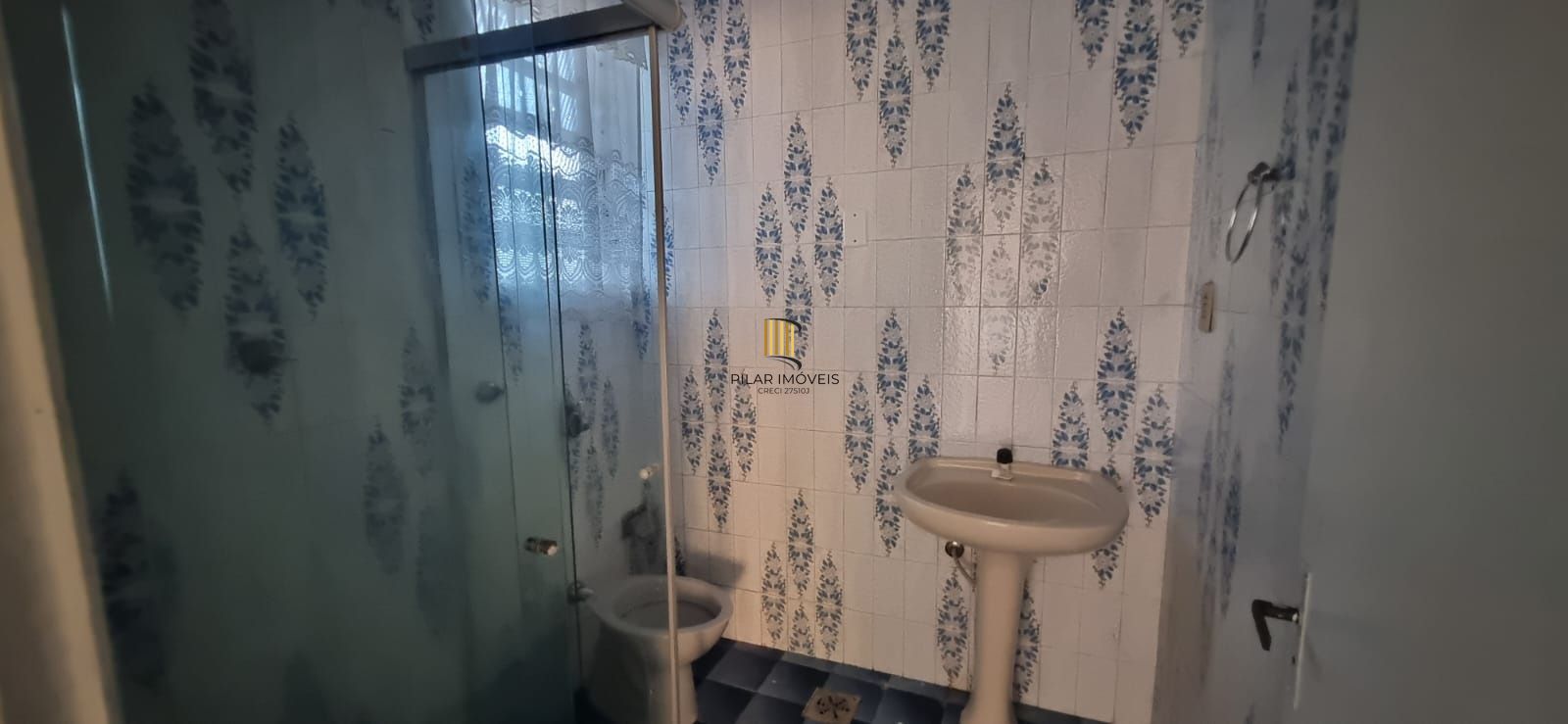 Ótimo terreno com casa em localização privilegiada no bairro.