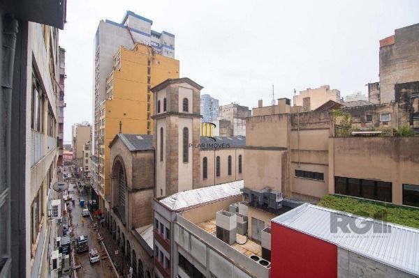 Conjunto/Sala em Porto Alegre, no bairro Centro Histórico, e 0 banheiros, à vend