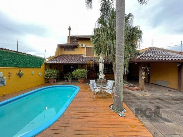 Casa em Porto Alegre, no bairro Guarujá, com 3 dormitório(s), e 3 banheiros, à v