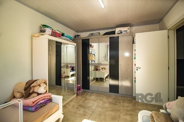 Casa em Porto Alegre, no bairro Vila Nova, com 6 dormitório(s), e 6 banheiros, à