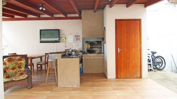 Casa bairro Medianeira, com 3 dormitórios, 2 banheiros, com piscina para venda.