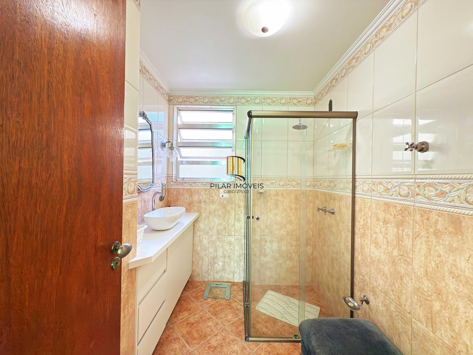 Ótima residência com 4 dormitórios, lareira e piscina no coração do bairro Tristeza.