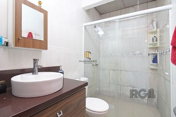 Casa em Porto Alegre, no bairro Hípica, com 2 dormitório(s), e 2 banheiros, à ve