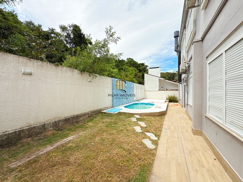 Linda Residência em Condomínio Fechado no Bairro Pedra Redonda.