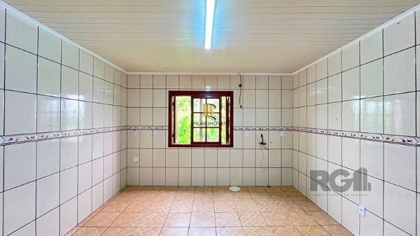 Casa em Porto Alegre, no bairro Vila Nova, com 2 dormitório(s), à venda.