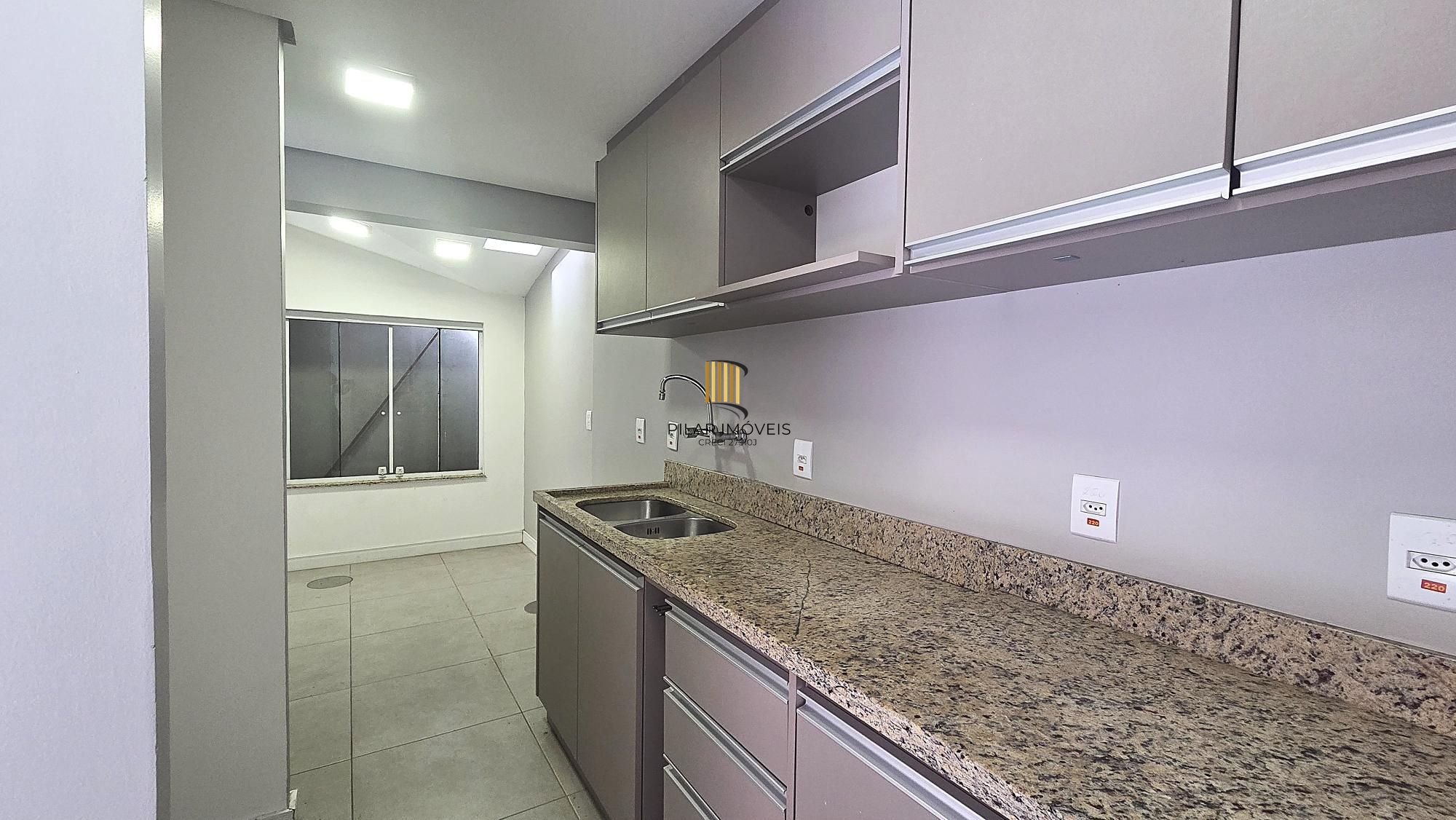 Excelente casa em condomínio fechado, com 252 m² de área privativa, com 4 dormitórios, 1 suíte e 2 vagas de garagem.