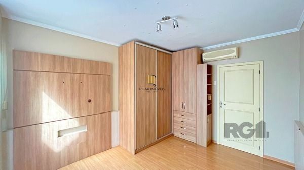 Casa em Porto Alegre, no bairro Nonoai, com 4 dormitório(s), à venda.