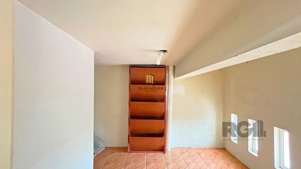 Casa em Porto Alegre, no bairro Nonoai, com 4 dormitório(s), à venda.