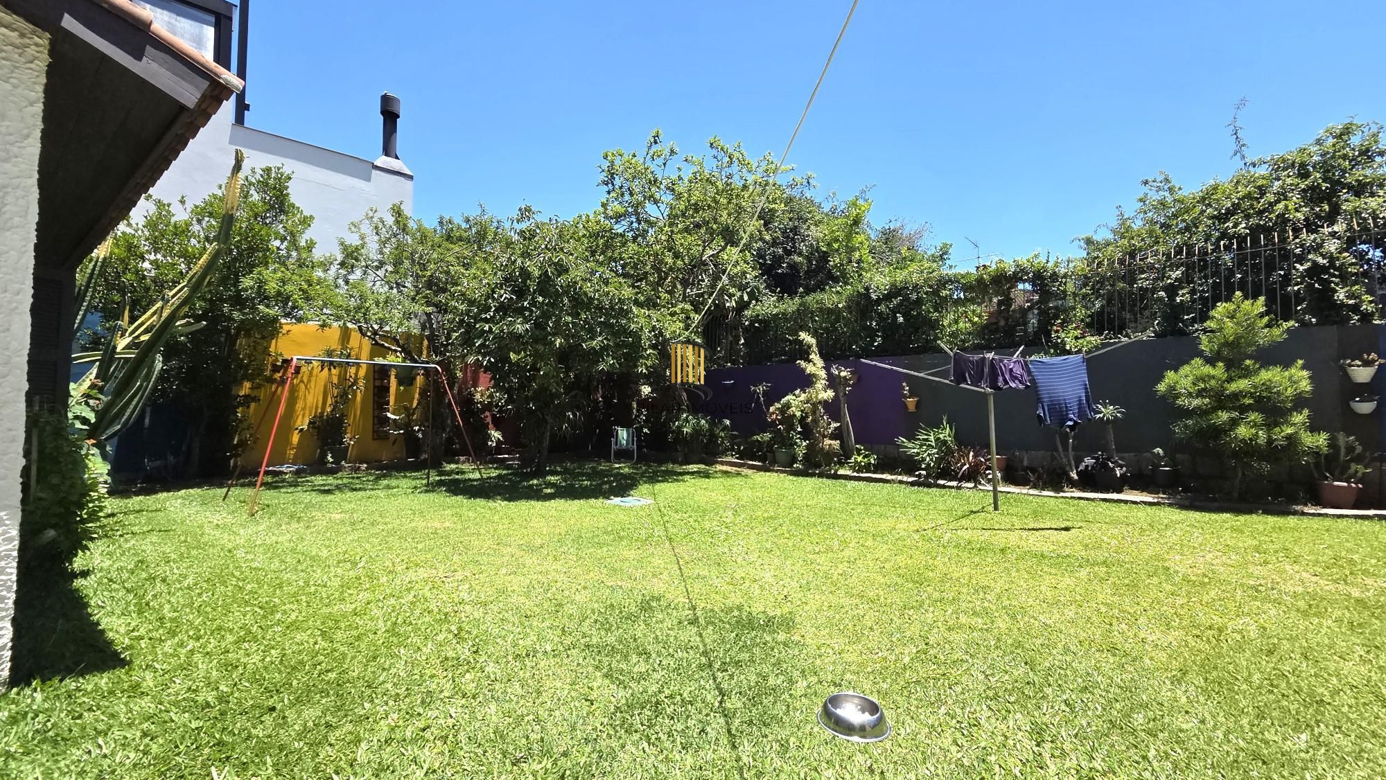 Belíssima casa de esquina, em estilo colonial com 277m2 de área privativa, terreno com 1014m2, 4 dormitórios e 3 suítes.