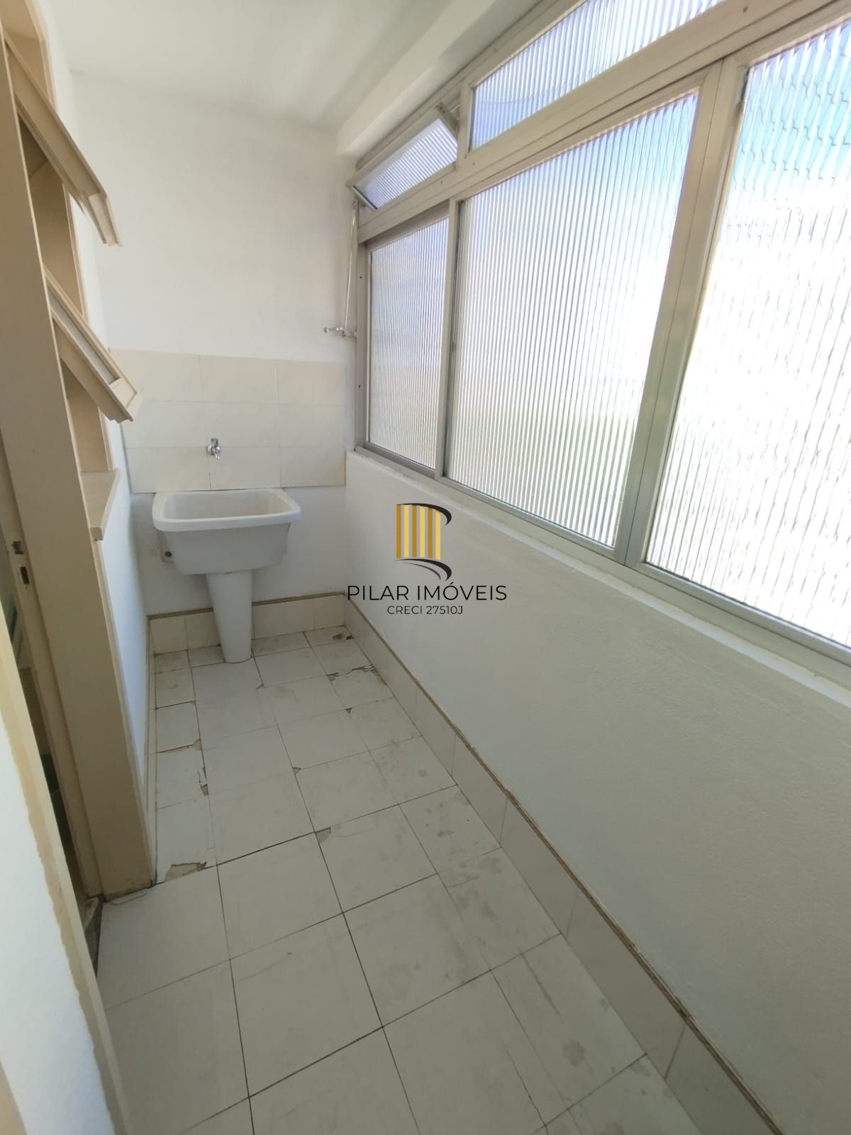 Apartamento 2 dormitórios, closet, 2 banheiros, dep. empregada vista, para o Gua