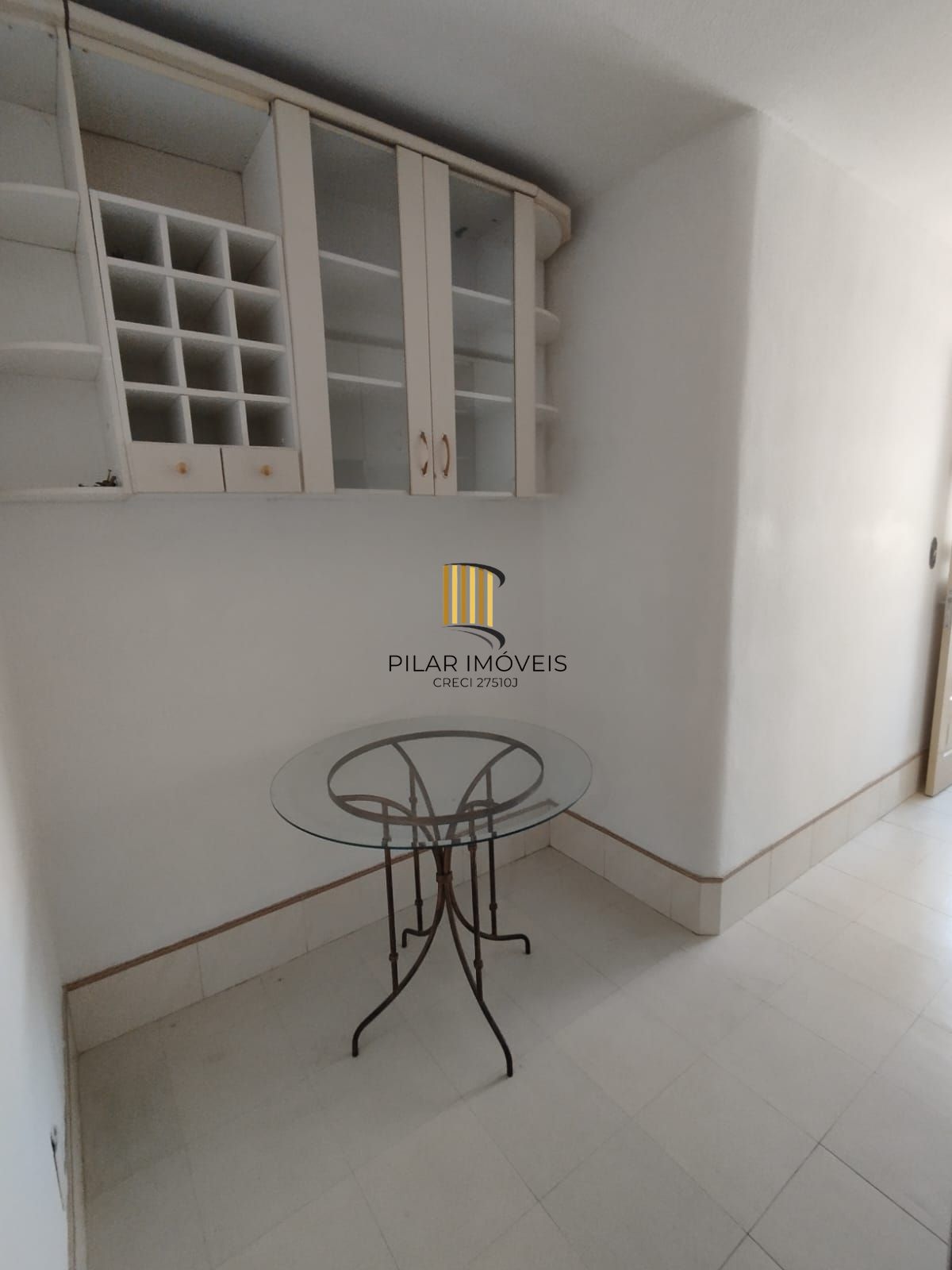 Apartamento 2 dormitórios, closet, 2 banheiros, dep. empregada vista, para o Gua