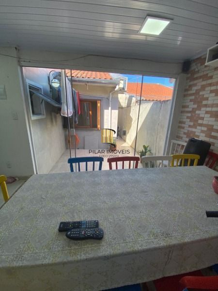 Casa em Porto Alegre, no bairro Hípica, com 2 dormitório(s), e 2 banheiros, à ve