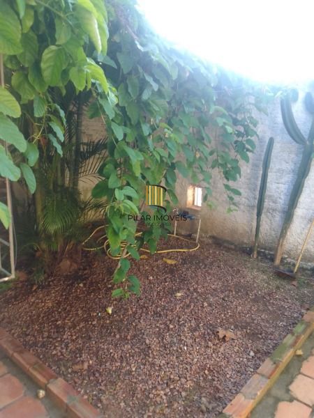 Casa em Porto Alegre, no bairro Guarujá, com 2 dormitório(s), e 2 banheiros, à v