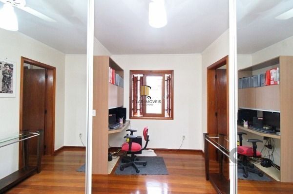 Casa em Porto Alegre, no bairro Tristeza, com 3 dormitório(s), e 3 banheiros, à 