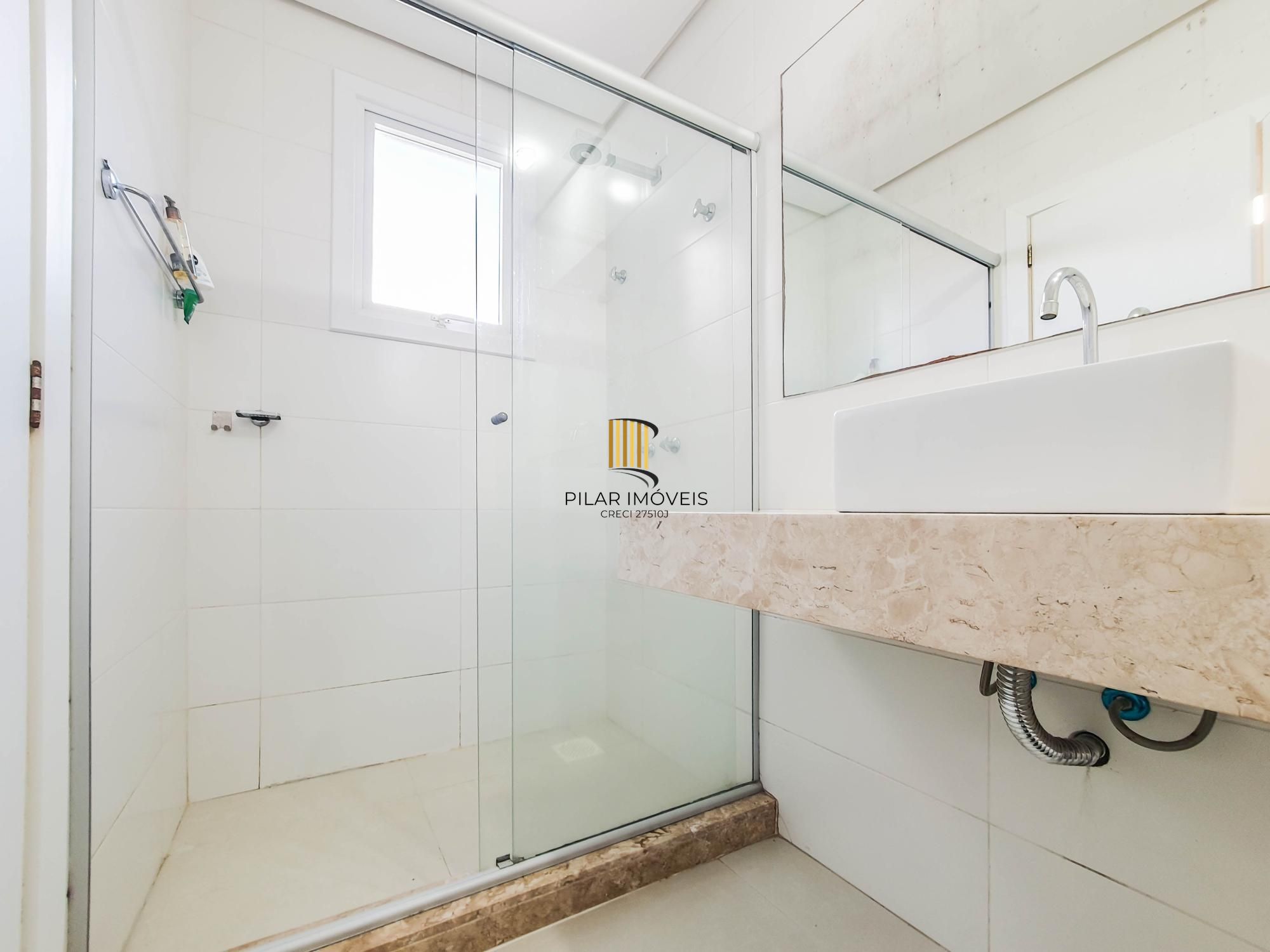 Linda casa Térrea em Condomínio, 3 suítes, 3 vagas cobertas, pátio com Piscina!
