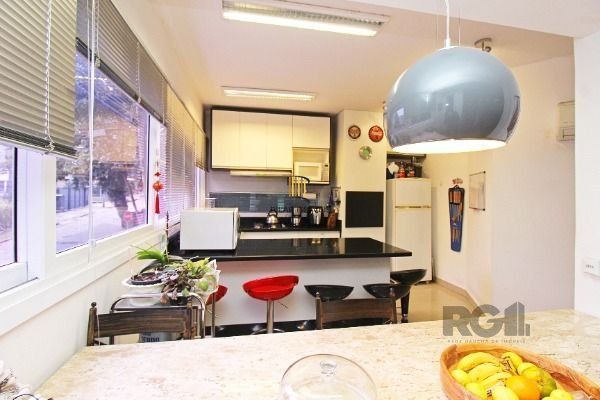 Casa em Porto Alegre, no bairro Tristeza, com 3 dormitório(s), e 3 banheiros, à 