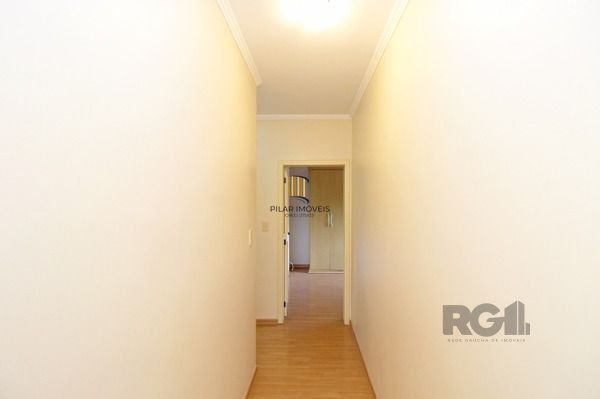 Casa em Porto Alegre, no bairro Nonoai, com 4 dormitório(s), à venda.