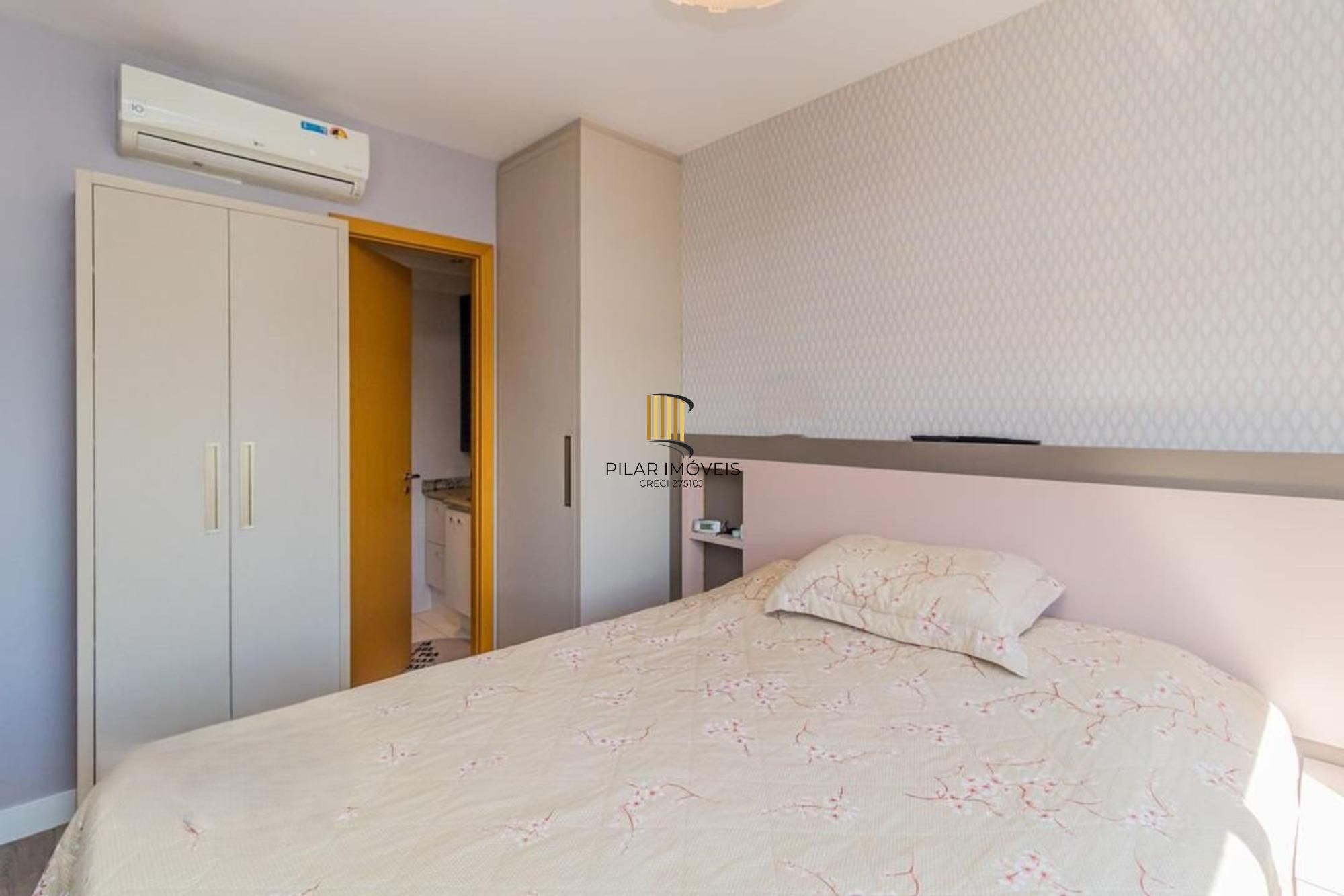 Apartamento semi mobiliado, 2 dormitórios, 1 suíte e 1 vaga de garagem coberta no bairro Menino Deus em Porto Alegre.