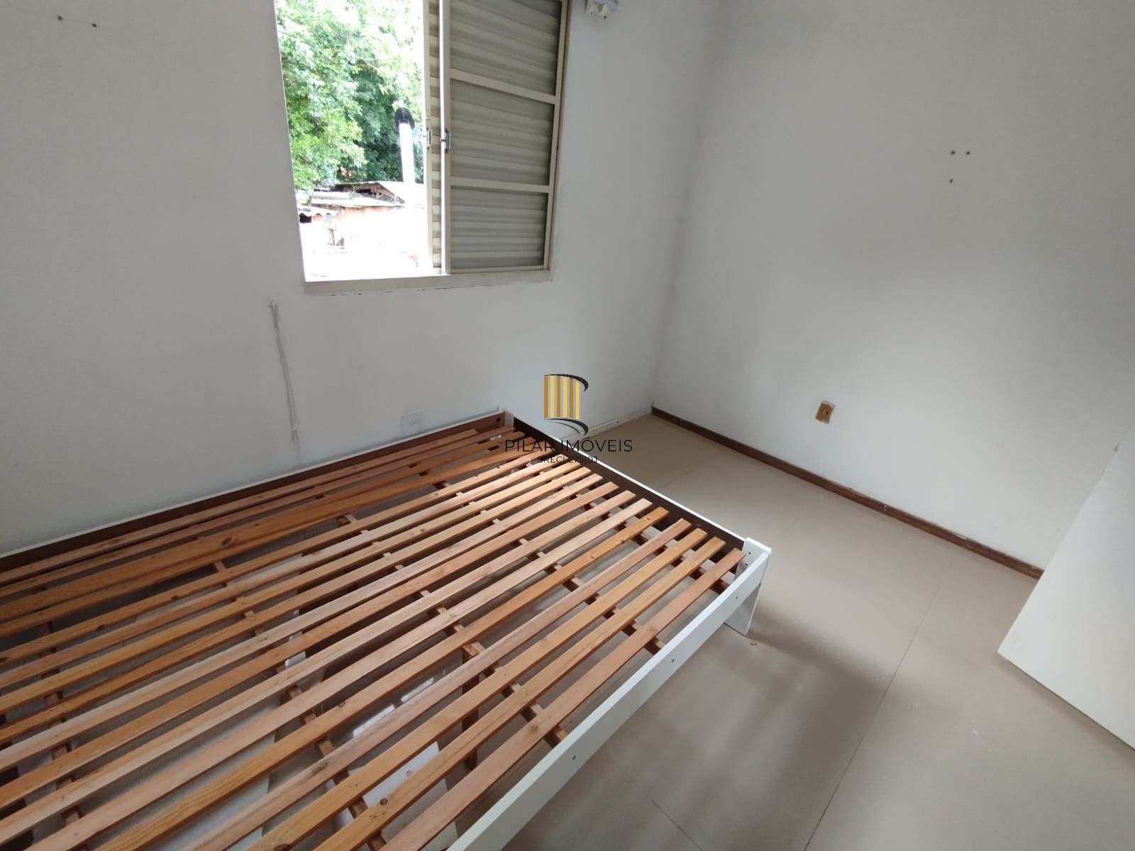 Casa 2 dorm, sala, cozinha, banheiro e área gourmet. Aceita carro no negócio. Nã