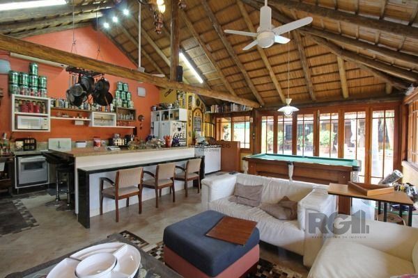 Casa em Porto Alegre, no bairro Guarujá, com 3 dormitório(s), e 3 banheiros, à v