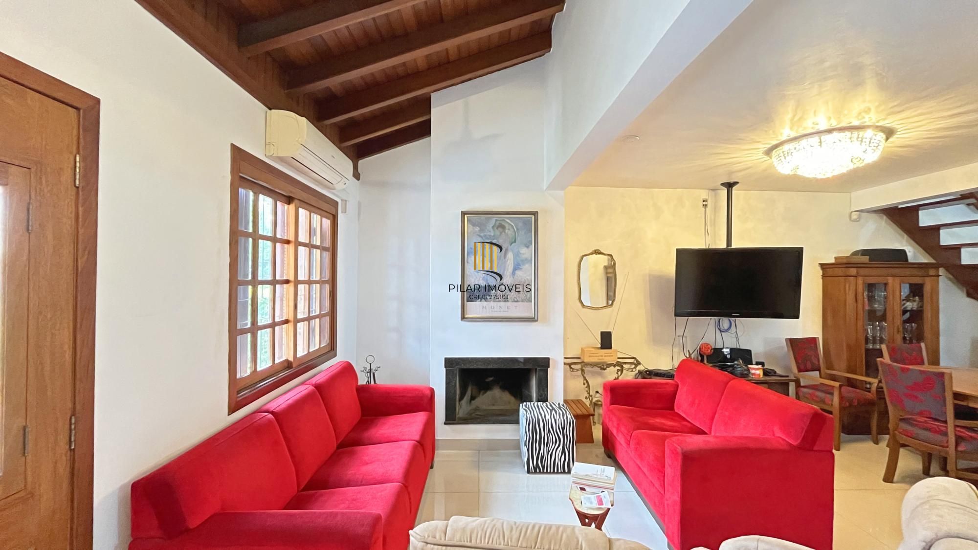 Casa 3D com 2 suítes e piscina.