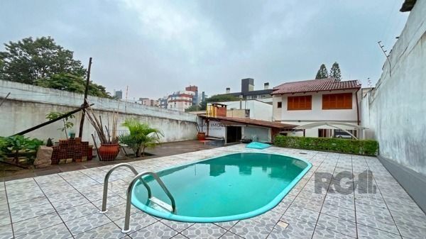 Casa em Porto Alegre, no bairro Tristeza, com 3 dormitório(s), e 3 banheiros, à 