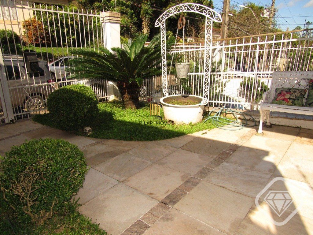 Ótima residência com 4 dormitórios, lareira e piscina no coração do bairro Tristeza.