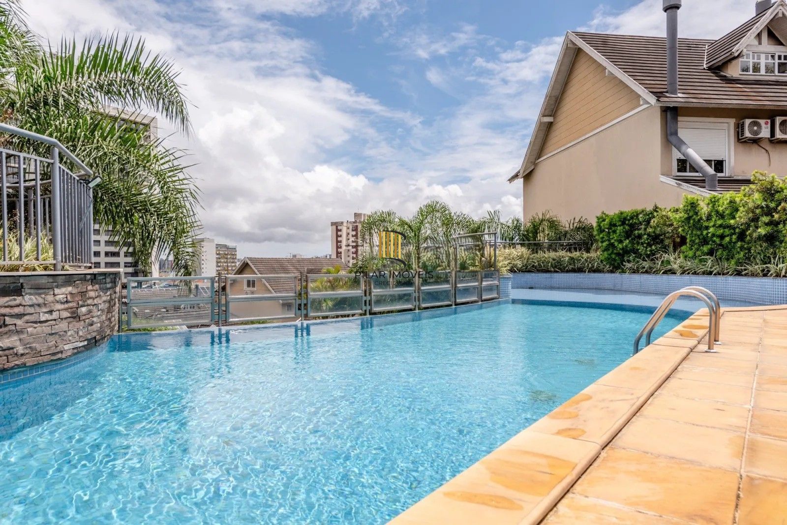 Belíssima casa em condomínio com 218,3m² com 4 dorm., 2 suítes e 2 vagas. Situada no charmoso Residencial Terra Mater.