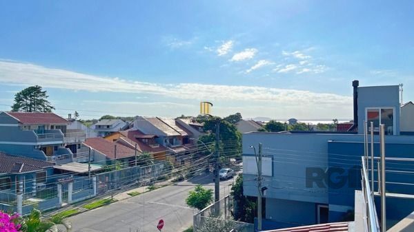 Casa em Porto Alegre, no bairro Guarujá, com 3 dormitório(s), e 3 banheiros, à v